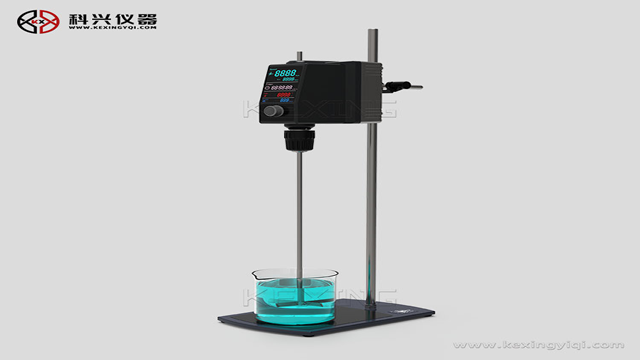他來了，他來了，他帶著頂置式電動攪拌器走來